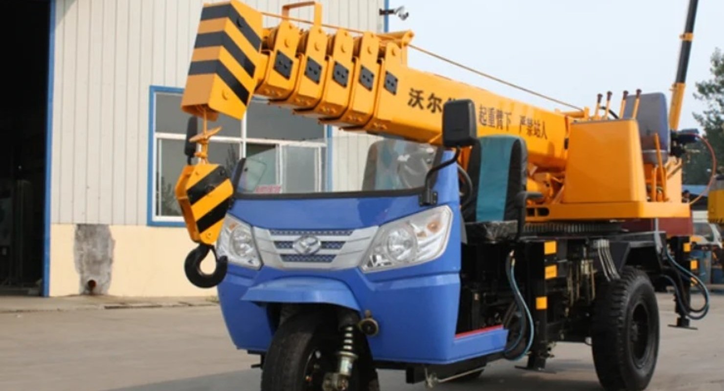 Мопед с подъёмным краном разработанный в Китае